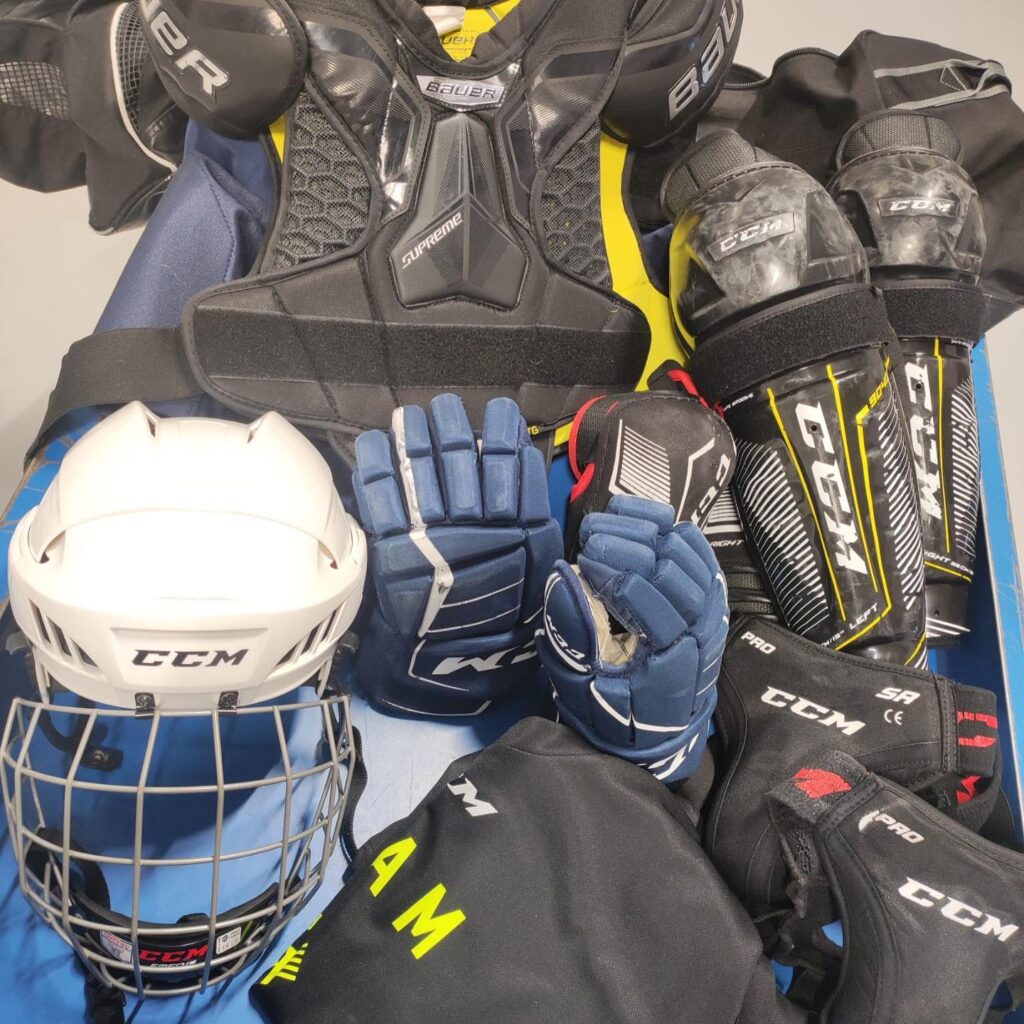 Jääkiekkovarusteet levällään